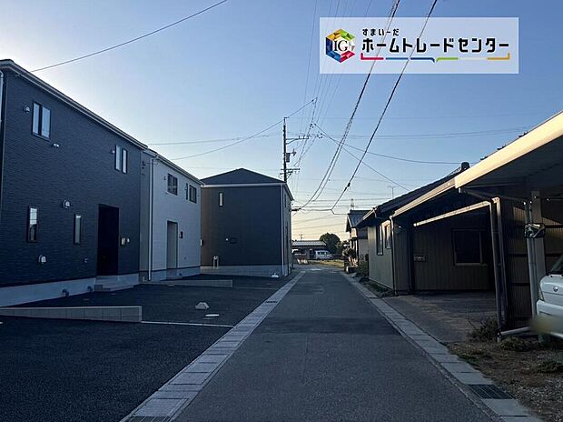 【前面道路含む現地写真】流行に左右されず、将来にわたって価値が継続する「上質」な佇まい。おしゃれな雰囲気や自然の潤い、親しみやすさといった暮らしを豊かにしてくれる住空間です。