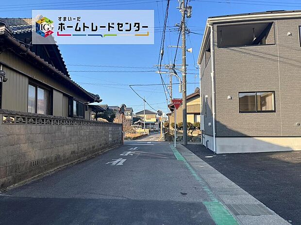 【前面道路含む現地写真】前面道路は交通量の少ない道路です。ゆとりがあり、駐車時もゆっくりと落ち着いて行える立地環境になっています♪