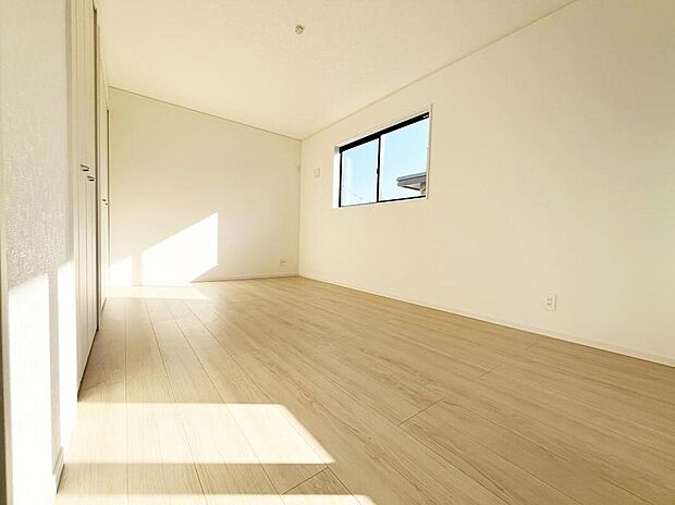 【リビング以外の居室】広々とした居住空間は日々の暮らしを彩り、心のやすらぎと満足感を与えてくれます。通風と採光を考慮した設計は子供たちはのびのび育ち、家族のくつろぎと団らんを生み出します。