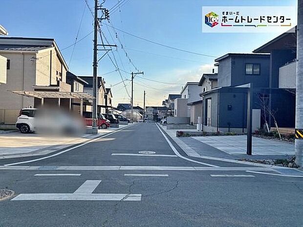 【前面道路含む現地写真】前面道路幅員は５ｍです♪