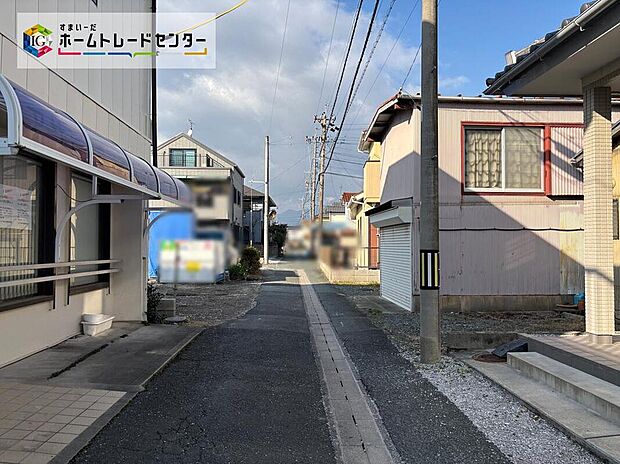 【前面道路含む現地写真】前面道路は閑静な住宅地をはしる車通りの少ない道路。お車の出し入れが苦手な方や小さなお子様にも安心ですね。しっかり舗装もされているので、ベビーカーや自転車で通っても快適に通行できます。