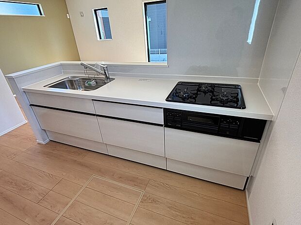 【キッチン】【１号棟】収納力豊富なシステムキッチン。大型スライド収納付きで、すっきり片付けやすいキッチンです。
床下収納もついてたっぷり収納できます♪