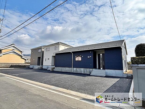 【現地外観写真】流行に左右されず、将来にわたって価値が継続する「上質」な佇まい。おしゃれな雰囲気や自然の潤い、親しみやすさといった暮らしを豊かにしてくれる住空間です。