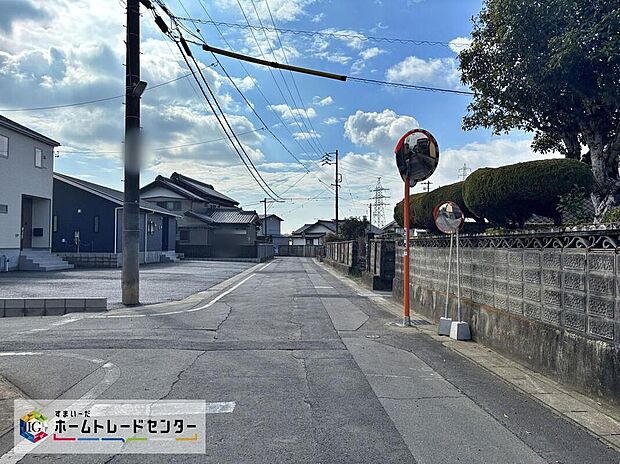 【前面道路含む現地写真】前面道路は交通量の少ない道路です。ゆとりがあり、駐車時もゆっくりと落ち着いて行える立地環境になっています♪