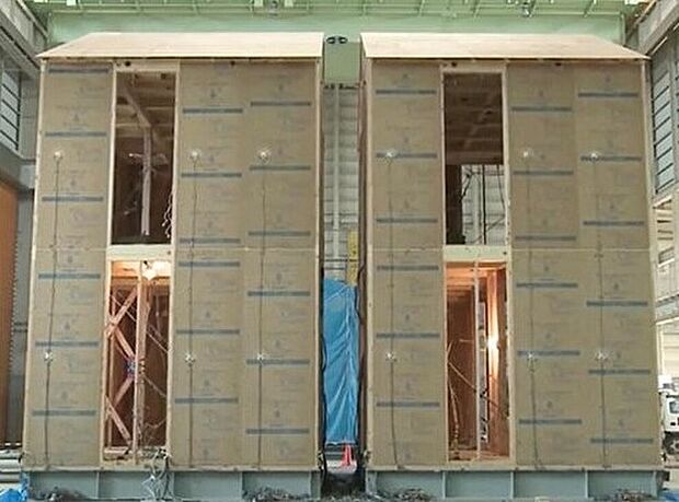 【制震性能比較実験】震度6強を最大67％低減できることが証明されました。さらに、最大震度6強クラスとなる120秒間続く地震を、約200回受けても制震性能は衰えないと実証実験で分かっています。