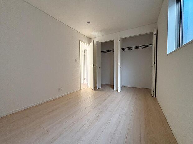 【リビング以外の居室】【１号棟】広々とした居住空間は日々の暮らしを彩り、心のやすらぎと満足感を与えてくれます。通風と採光を考慮した設計は子供たちはのびのび育ち、家族のくつろぎと団らんを生み出します。