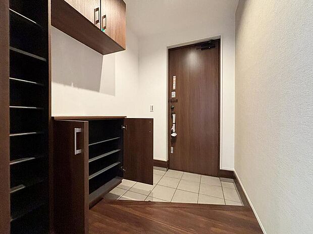 【玄関】【１号棟】明るくて清潔感溢れる玄関。
便利な下駄箱収納付きです♪
散らかりがちな玄関もすっきりと片付きます。　