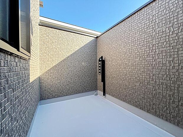 【バルコニー】【１号棟】開放的なバルコニーは見晴らしもよく、太陽の温かな温もりをめいっぱい受け止めてくれます。