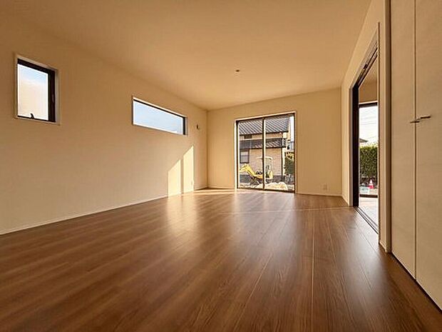 【リビング】【１号棟】心地よい明るい雰囲気のリビング♪採光は良好です！　　
家族団らんの時間も増えそうなくつろぎの場所になりそうです♪