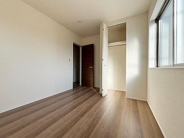 【リビング以外の居室】【１号棟】各居室に収納を設けました！
お洋服をたくさんお持ちの方でもたっぷり収納でき、お部屋を最大限広くご活用いただけます♪