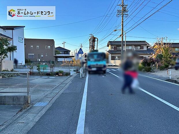 【前面道路含む現地写真】前面道路は交通量の少ない道路です。
幅員は9.0ｍ。見通しが良く駐車もゆとりをもって行えます♪