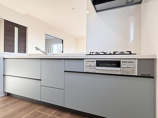 【キッチン】【２号棟】
収納力豊富なシステムキッチン。大型スライド収納付きで、すっきり片付けやすいキッチンです。
床下収納もついてたっぷり収納できます♪