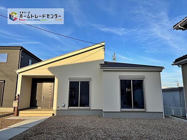 【現地外観写真】【４号棟】
一戸建ての大きなメリットは、「自分の土地」を自由に使えること。好きなペットが飼えるほか、ガーデニングやＤＩＹ、車やバイクの手入れなど様々な趣味を楽しめます♪