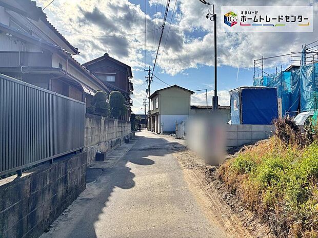 【前面道路含む現地写真】一戸建ての大きなメリットは、「自分の土地」を自由に使えること。好きなペットが飼えるほか、ガーデニングやＤＩＹ、車やバイクの手入れなど様々な趣味を楽しめます♪
