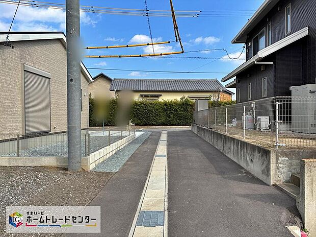 【前面道路含む現地写真】前面道路は閑静な住宅地をはしる車通りの少ない道路。お車の出し入れが苦手な方や小さなお子様にも安心ですね。しっかり舗装もされているので、ベビーカーや自転車で通っても快適に通行できます。