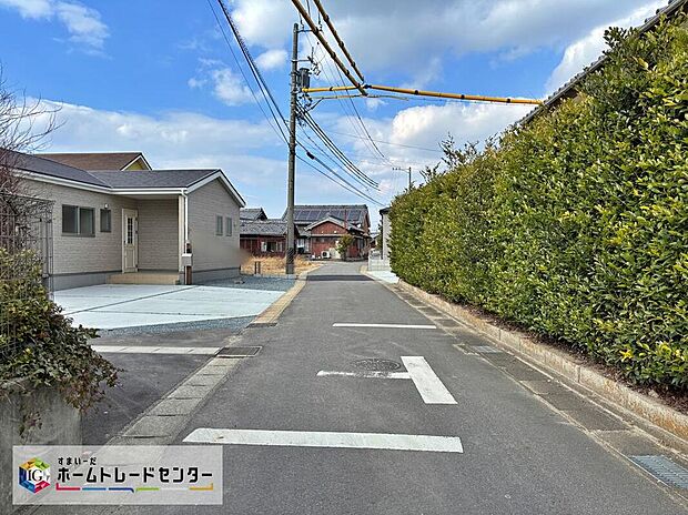 【前面道路含む現地写真】前面道路は交通量の少ない道路です。ゆとりがあり、駐車時もゆっくりと落ち着いて行える立地環境になっています♪　　