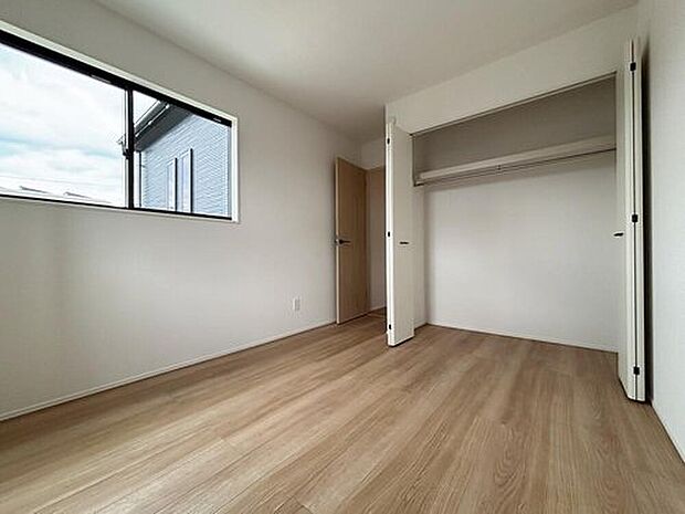 【リビング以外の居室】充分な広さと収納機能を備えた部屋はお子様の自発性と成長を促す。お子様の成長を支える、勉強や好きなことに没頭する学びの空間にどうぞ。