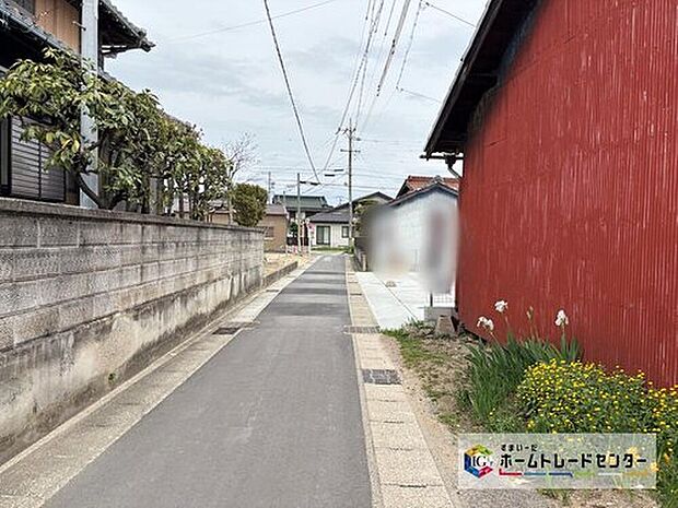 【前面道路含む現地写真】戸建ては、ご自分の土地を自由に使えるのが最大のメリット。好きなペットを飼ってみたり、ガーデニングを楽しんだりと、様々な「やりたかったこと」が叶います♪