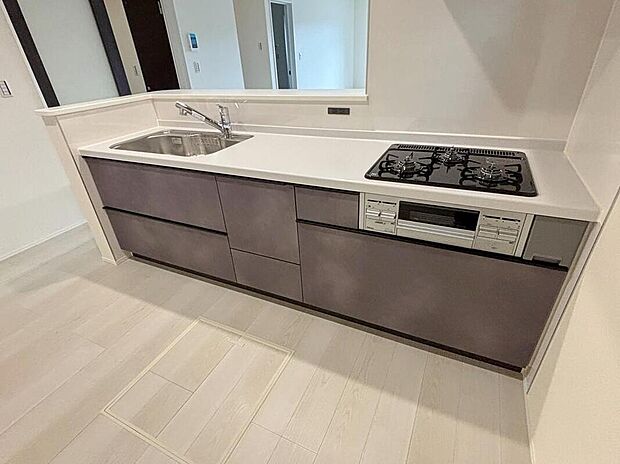 【キッチン】【１号棟】収納力豊富なシステムキッチン。大型スライド収納付きで、すっきり片付けやすいキッチンです。
床下収納もついてたっぷり収納できます♪