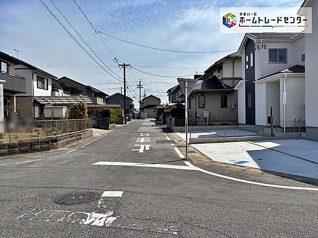 【前面道路含む現地写真】前面道路の幅員は６ｍ。見通しが良く駐車もゆとりをもって行えます♪