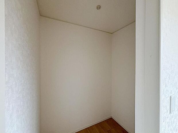 【収納】【１号棟】大きな荷物も収納可能なウォークインクローゼット付き！季節ごとの入れ替え不要な嬉しい設備になっています♪