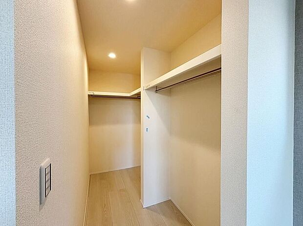 【収納】【１号棟】大きな荷物も収納可能なウォークインクローゼット付き！
季節ごとの入れ替え不要な嬉しい設備になっています♪