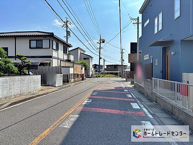 【前面道路含む現地写真】前面道路はゆとりがあり、駐車時も落ち着いて行える立地環境になっています♪