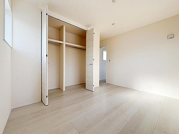 【リビング以外の居室】【1号棟】各居室に収納を設けました!
お洋服をたくさんお持ちの方でもたっぷり収納でき、お部屋を最大限広くご活用いただけます♪