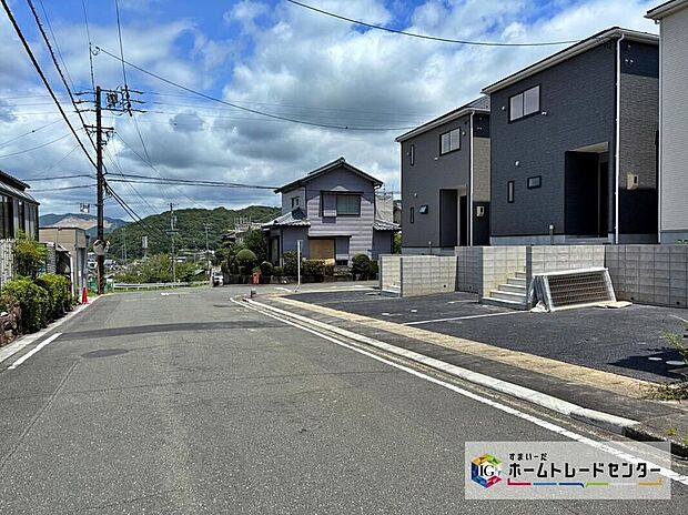 【前面道路含む現地写真】前面道路の幅員は約5.9～8ｍ。見通しが良く駐車もゆとりをもって行えます♪