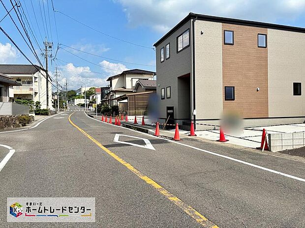 【前面道路含む現地写真】前面道路の幅員は約8.5m。見通しが良く駐車もゆとりをもって行えます♪