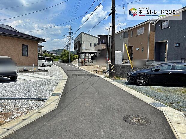 【前面道路含む現地写真】前面道路の幅員は約4～5.1ｍ。見通しが良く駐車もゆとりをもって行えます♪