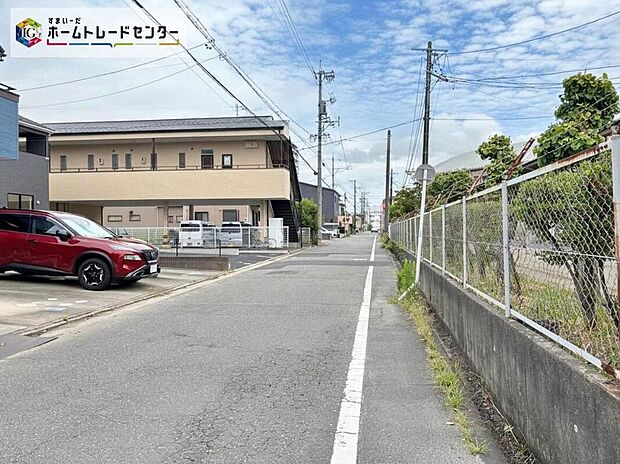 【前面道路含む現地写真】前面道路は交通量の少ない道路です。ゆとりがあり、駐車時もゆっくりと落ち着いて行える立地環境になっています♪