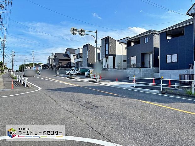【前面道路含む現地写真】前面道路の幅員は約12.4～14.1ｍで見通し良好です♪