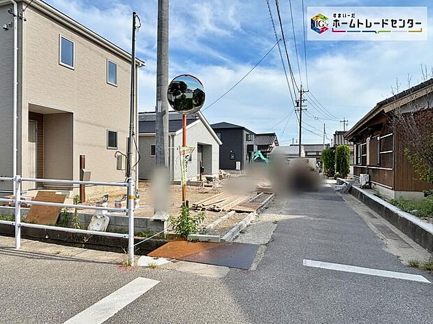【前面道路含む現地写真】前面道路は交通量の少ない道路です。ゆとりがあり、駐車時もゆっくりと落ち着いて行える立地環境になっています♪　　