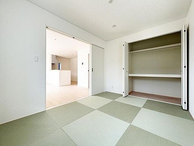 【リビング以外の居室】【4号棟】洋風和室有り!和の雰囲気が居心地の良い空間を作り出します。