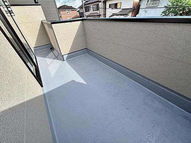 【バルコニー】【１号棟】家族分の洗濯物もしっかり干せます。日当たりも良く、毎日のお洗濯が楽しくなりそう♪お布団は手軽に干せていつもポカポカに☆