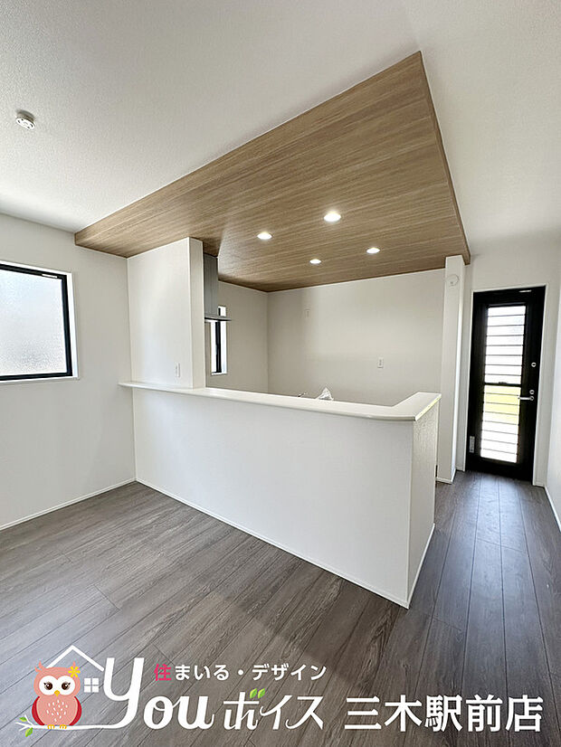 【３号棟　キッチン】■対面キッチンとゆとりのある裏庭が魅力の３号地。勝手口からスムーズに行き来でき、ガーデニングや物干しスペース...など楽しめます！