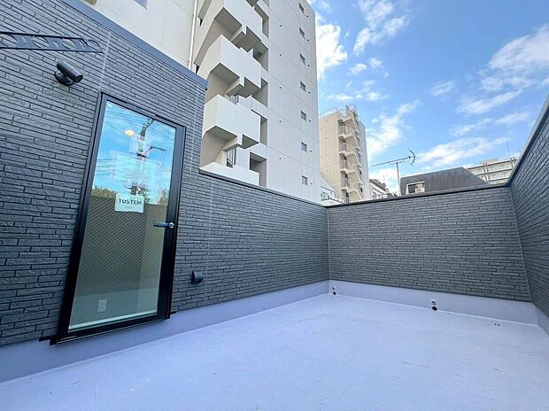 【バルコニー】(2025年11月)撮影見晴らしの良いルーフバルコニーは、朝のコーヒータイムにもぴったり。光と風を感じる、心地よい暮らしを叶えます。