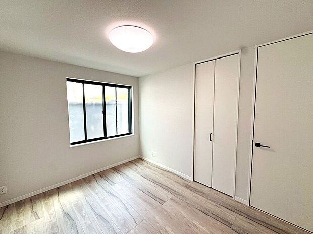 【内観】(2025年12月)撮影 ゆとりある広さと落ち着いた色合いが魅力の居室。穏やかな時間を過ごせる、心地よいプライベート空間です。