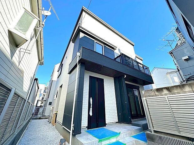 【外観】(2025年12月)撮影都市の中でひときわ輝く、洗練されたフォルム。上質な日常を叶える佇まいです。