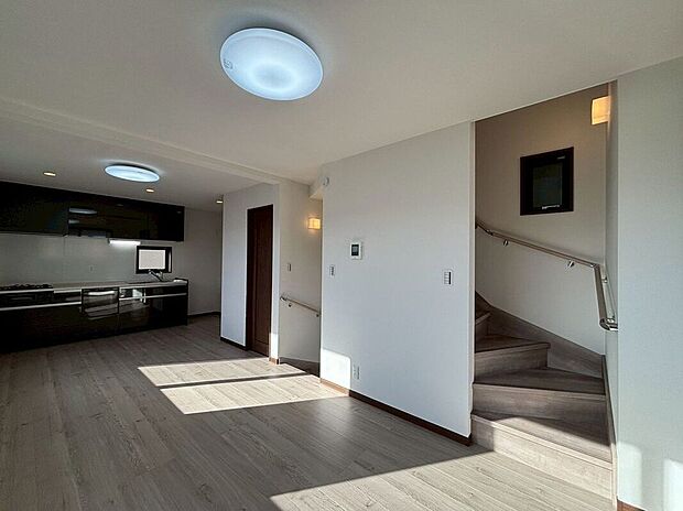 【リビング】（2026年3月）撮影  ：1号棟大きな窓からたっぷり光が差し込む、明るく開放的なリビング。家族の笑顔が自然と集まる、心地よい空間です。