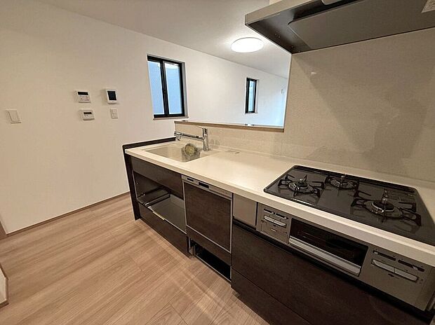 【キッチン】(2026年4月)撮影スタイリッシュなフォルムが映える対面キッチン。開放的な空間に自然と人が集まる、魅力的な住まいの中心です。