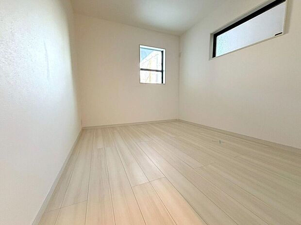 【室内】(2026年4月)撮影落ち着いた雰囲気の居室。ゆとりある空間設計で、寝室や子ども部屋などライフスタイルに合わせて使えます。