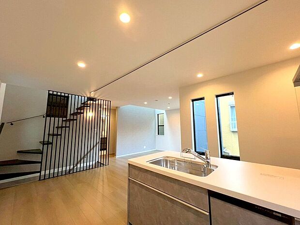 【リビング】【リビング】(2025年12月)撮影落ち着いたカラーと上質な質感が調和する空間。使いやすさと美しさを両立した、モダンなキッチンです。