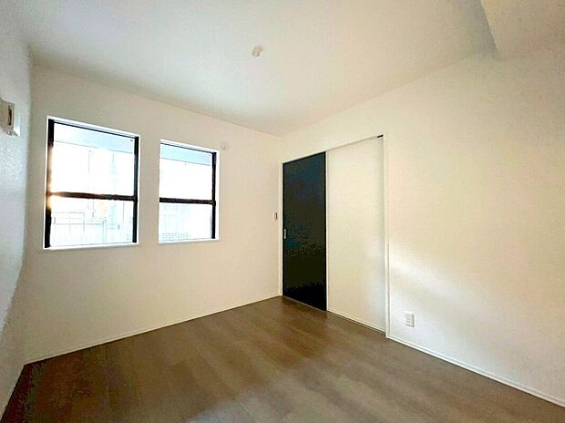 【寝室】【室内】(2025年12月)撮影陽射しに包まれる居室は、明るく快適な印象。清潔感のある空間で、リラックスできるひとときを過ごせます。