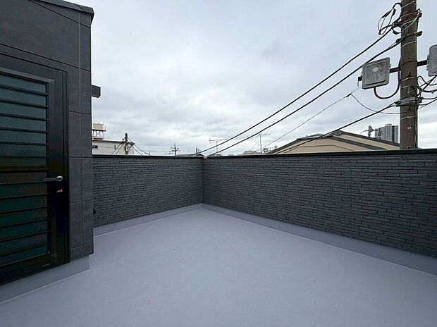 【バルコニー】【ルーフバルコニー】(2026年3月)撮影見晴らしの良いルーフバルコニーは、朝のコーヒータイムにもぴったり。光と風を感じる、心地よい暮らしを叶えます。