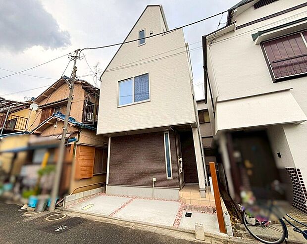 【外観】【外観】(2025年12月)撮影 穏やかな街並みに馴染む落ち着いた外観。静かな暮らしを求める方におすすめ。