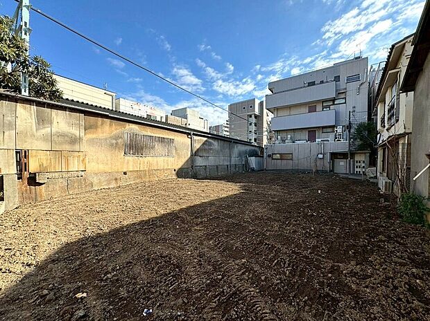 【前面道路含む外観】【外観】(2025年11月)撮影優れた採光と通風。ゆったりとした開放感に包まれ、上質な日常を叶える住環境です。