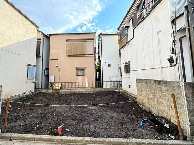 【外観】【現地】(2025年12月)撮影車を使うライフスタイルに嬉しい、スムーズに出入りできる車庫付き。コンパクトながらも機能をしっかりと詰め込んだ、快適な住環境を実現。