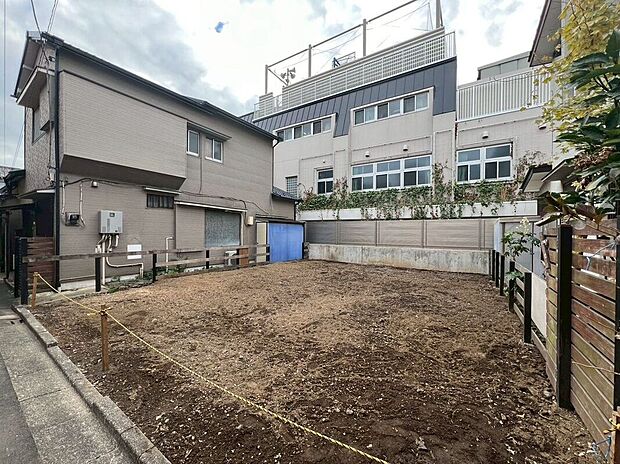 【前面道路含む外観】【現地】（2025年12月）撮影ゆとりある約22坪。大型4LDKプランが叶う、更地渡し。